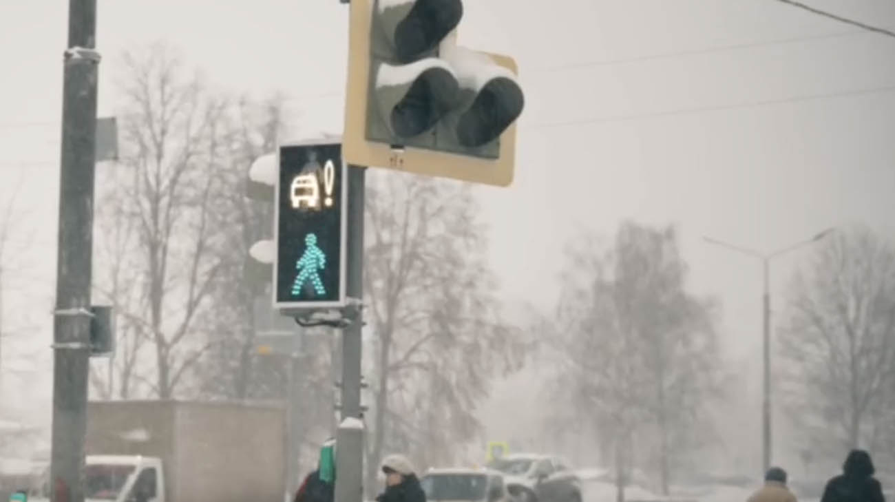 На новых светофорах пешеходов предупреждают о приближении машин из-за поворота